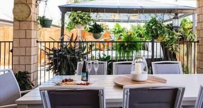 Entertainer's paradise - child & pet friendly!