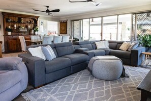 Smart-TV, Kamin, Bücher, Stereoanlage