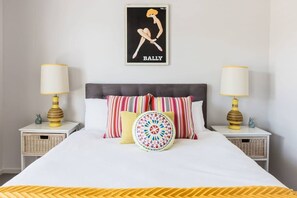 3 chambres, bureau, fer et planche à repasser, lit parapluie