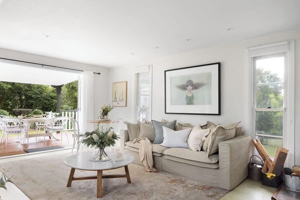 Televisión, chimenea, libros y estéreo 