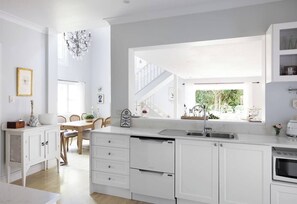 Fridge, microwave, oven, stovetop - Luxury Designer Country Cottage Escape (Queensland)