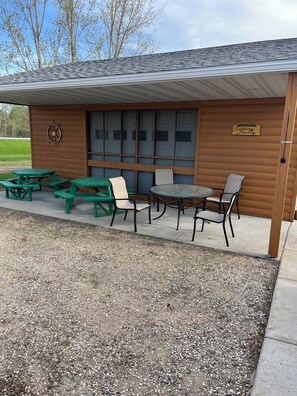 Mini-fridge, microwave, oven, stovetop