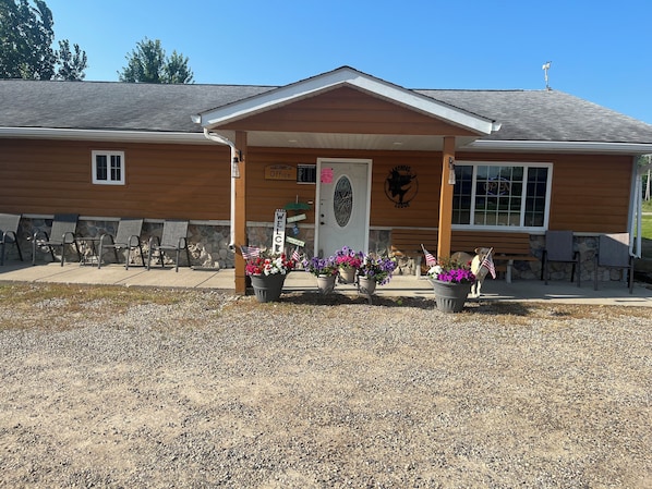 Vista frontal de la propiedad