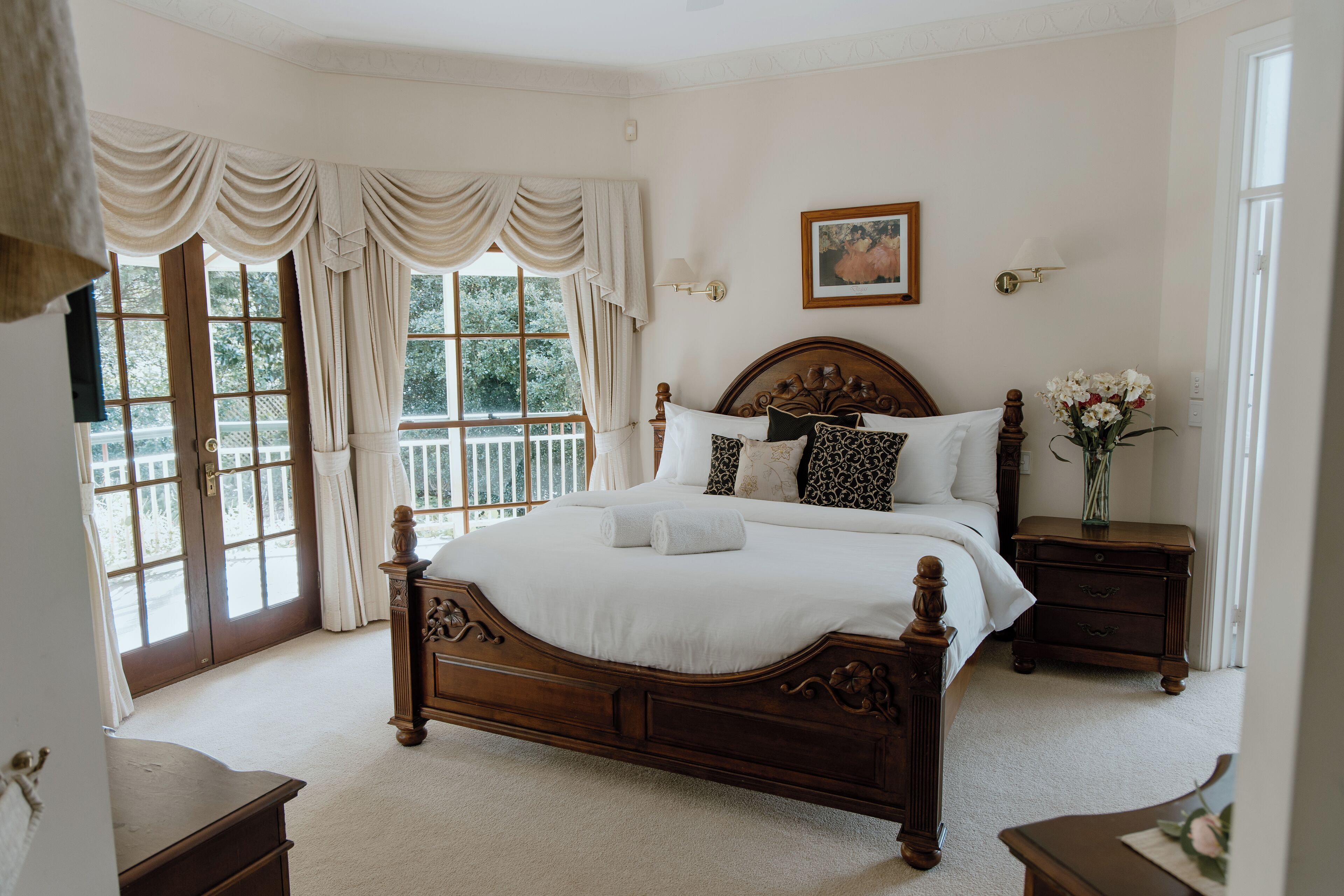 5 bedrooms, desk, iron/ironing board, travel cot