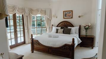 5 bedrooms, desk, iron/ironing board, travel cot