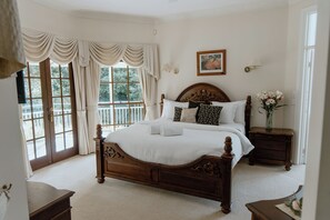 5 عدّة غرف نوم ومكتب ومكواة/لوح كي وسرير سفر