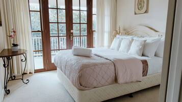 5 bedrooms, desk, iron/ironing board, WiFi