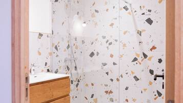 SĂšche-cheveux, serviettes fournies, savon, papier toilette