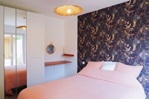Iron/ironing board, WiFi, bed sheets
