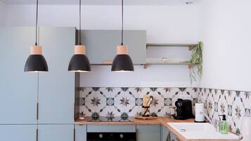 Een microgolfoven, een oven, een kookplaat, een vaatwasser