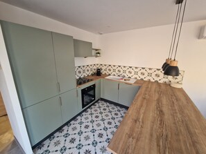 Een microgolfoven, een oven, een kookplaat, een vaatwasser