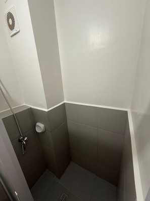 Douche, bidet, serviettes fournies, savon