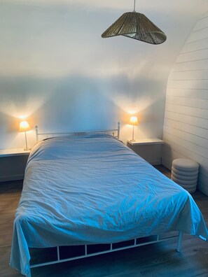 2 bedrooms, iron/ironing board, bed sheets