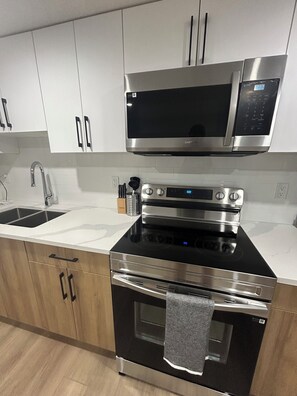 Refrigerador, microondas, horno y parrilla de estufa 