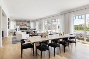 Dining - Spacious 7-bedroom house with fitness room, WiFi in delightful Southampton (Southampton)