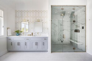 Dusche, Haartrockner, Bidet, Handtücher