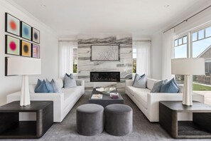 Smart TV, fireplace - Spacious 7-bedroom house with fitness room, WiFi in delightful Southampton (Southampton)