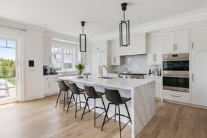 Microwave, oven, stovetop, dishwasher - Spacious 7-bedroom house with fitness room, WiFi in delightful Southampton (Southampton)