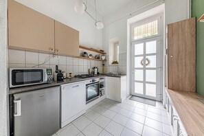 Fridge, microwave, oven, stovetop