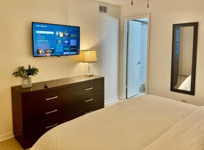 2 chambres, bureau, fer et planche à repasser, lit parapluie