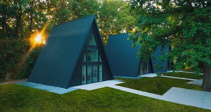 New A-Frame Cabin by Des Moines: Hackberry theme