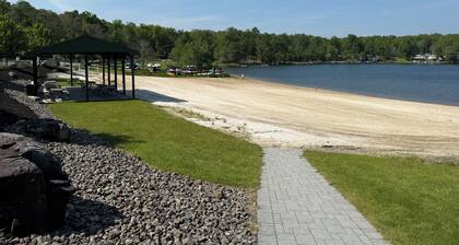 Charming tiny home in wonderful private community, Eagle Lake