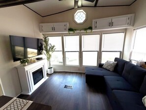 Smart TV, fireplace - Charming tiny home in wonderful private community, Eagle Lake (Eagle Lake)