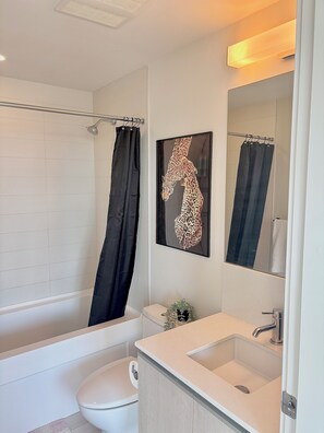 シャワー、タオル、トイレットペーパー