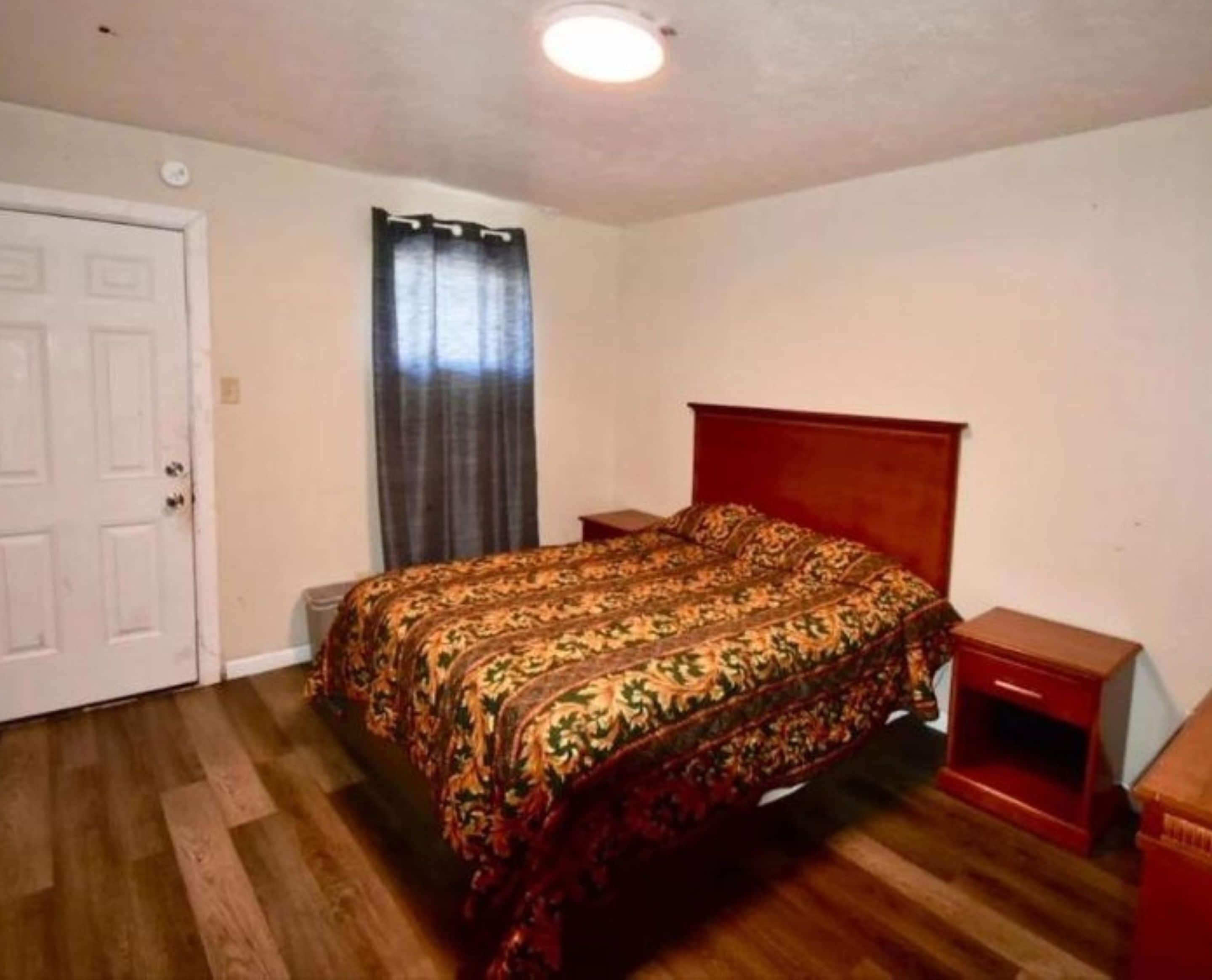 Room, 1 Queen Bed, Smoking | In-room safe, iron/ironing board, free WiFi, bed sheets