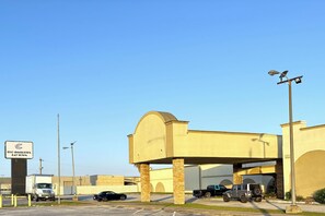 Property entrance - Motel 19 By Capital O Baytown I-10 (Baytown)