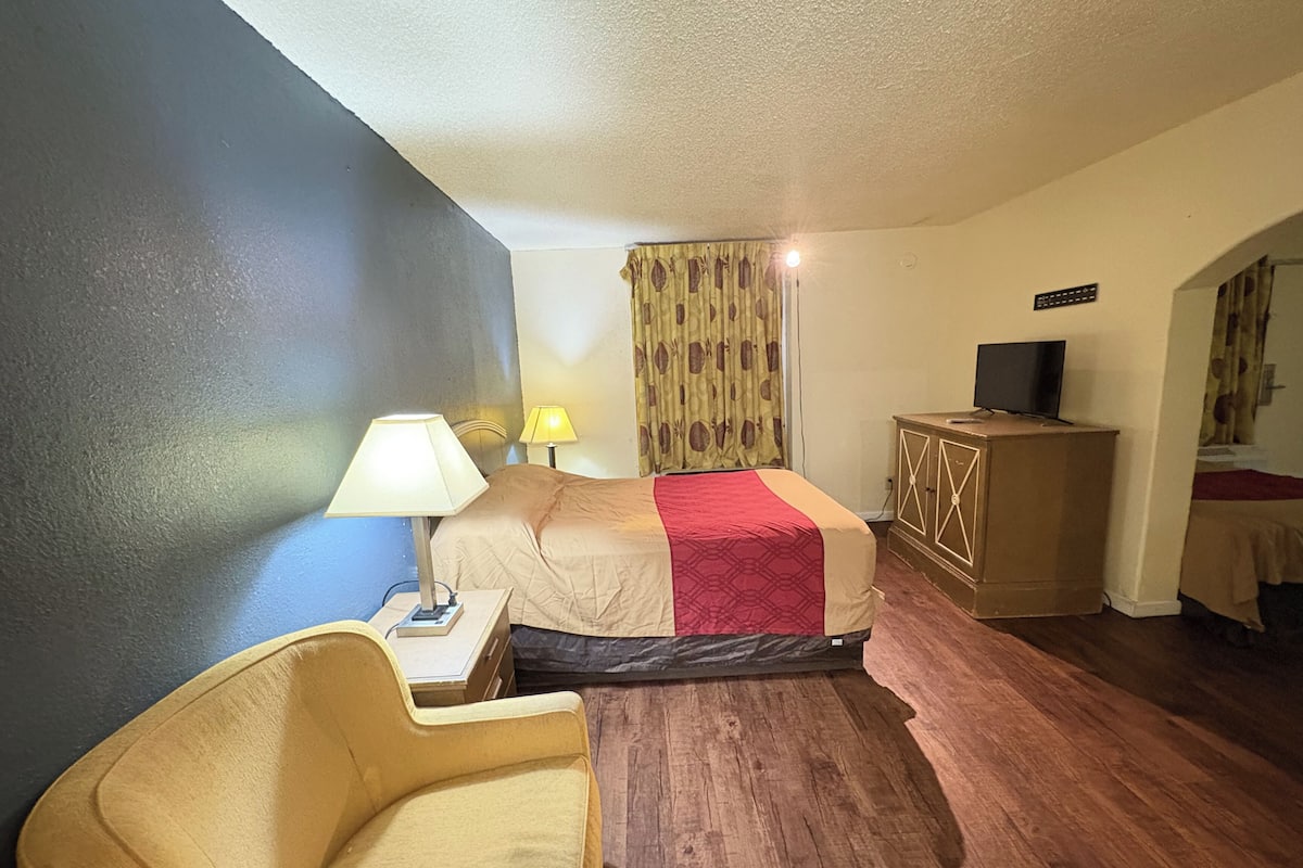 Room, 1 Queen Bed, Smoking | In-room safe, iron/ironing board, free WiFi, bed sheets