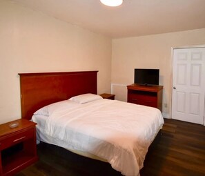 Chambre, 2 grands lits, fumeur | Coffre-fort, fer et planche à repasser, accès au Wi-Fi (inclus)