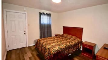 Rom, 1 queensize-seng, røyk | Safe på rommet, strykejern/-brett, wi-fi (inkludert) og sengetøy