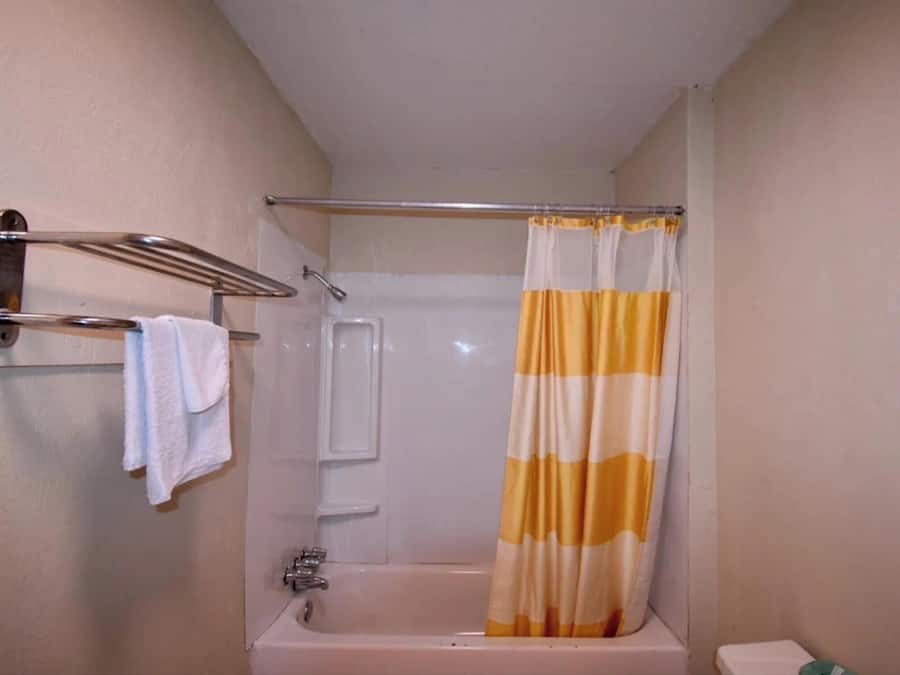 Habitación, 1 cama de matrimonio, fumadores | Baño | Artículos de higiene personal gratuitos, secador de pelo y toallas