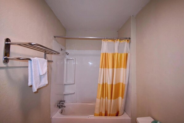 Chambre, 1 grand lit, fumeur | Salle de bain | Articles de toilette (gratuits), séchoir à cheveux, serviettes fournies