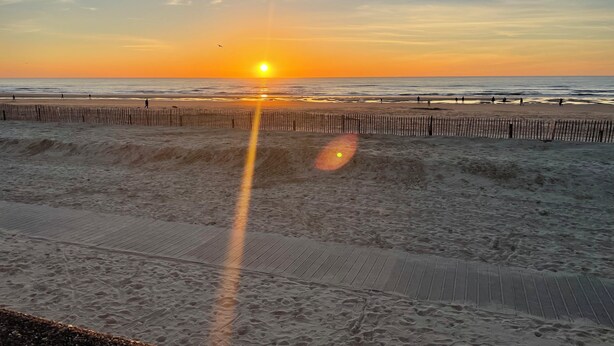 A beach with a wooden fence and a wooden boardwalk leading to the water. - 3-bedroom mobile home with pool (Camiers)