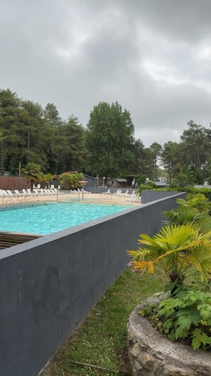 Utendørsbasseng og et oppvarmet basseng