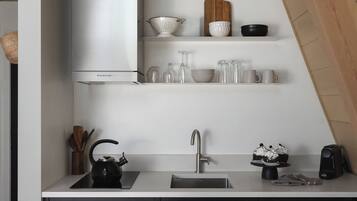 Jääkaappi, kahvin-/teenkeitin, leivänpaahdin