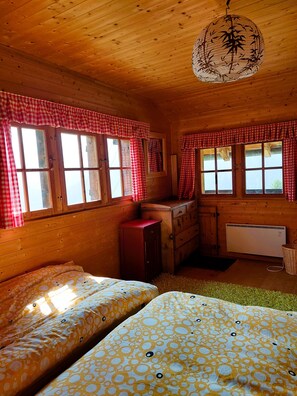 2 habitaciones, tabla de planchar con plancha y ropa de cama 