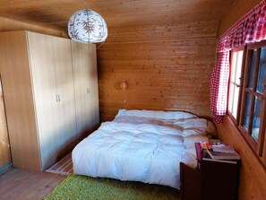 2 dormitorios, tabla de planchar con plancha, ropa de cama