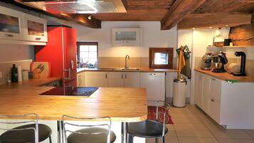 Réfrigérateur, four, lave-vaisselle, cafetiÚre/bouilloire