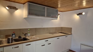 Réfrigérateur, micro-ondes, plaque de cuisson, cafetière/bouilloire