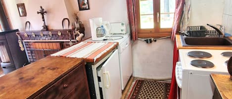Una cucina con mobili in legno, un fornello e un lavello.