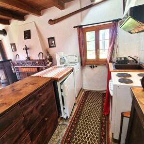 Fridge, oven, dishwasher, coffee/tea maker