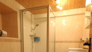 Un baño con ducha, inodoro y lavamanos.