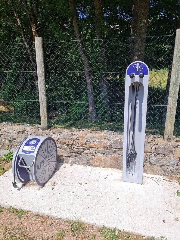 Una bomba de bicicleta y un candado para bicicleta.