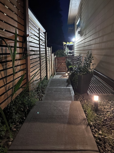 Modern and Tranquil Gem, Close to Downtown, Cruise Terminal, Beach and Ski Hills