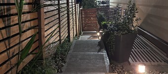 Modern and Tranquil Gem, Close to Downtown, Cruise Terminal, Beach and Ski Hills