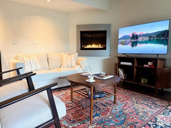 Smart TV, fireplace, books, stereo