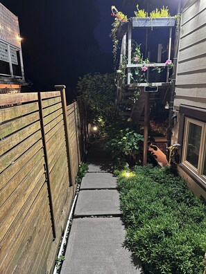 Property grounds - Modern and Tranquil Gem, Close to Downtown, Cruise Terminal, Beach and Ski Hills (West Vancouver)